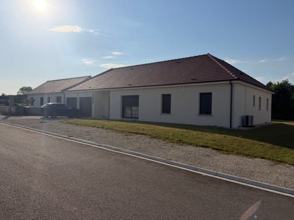 Maison avec garage à Mergey
